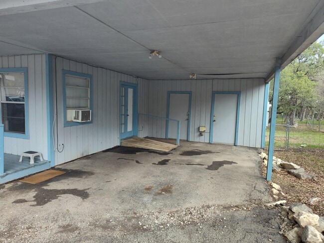 Covered carport with ramp entrance - 1867 Tanglewood Trl