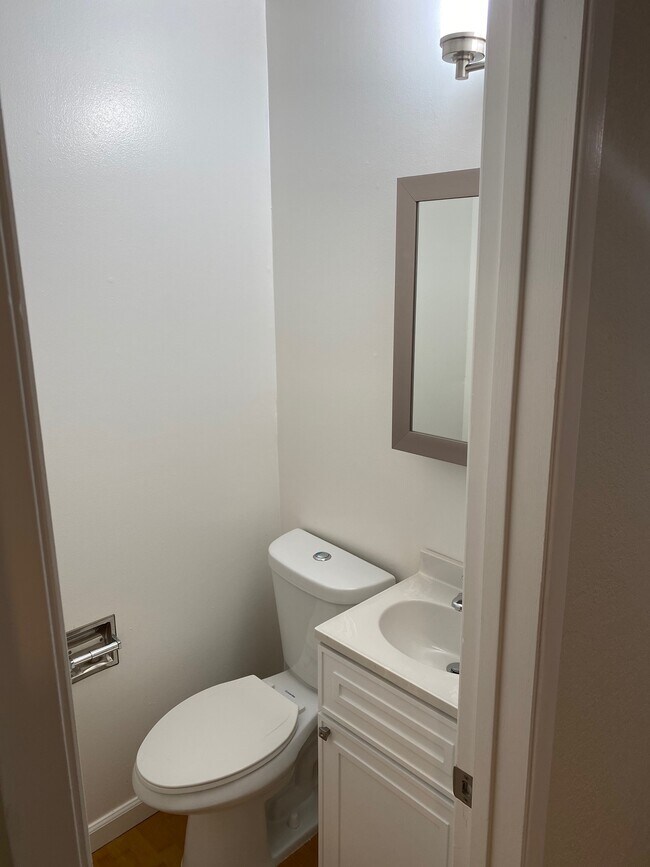Building Photo - 2084 Ascot Dr