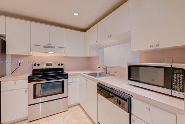 Building Photo - 10835 SW 112th Ave