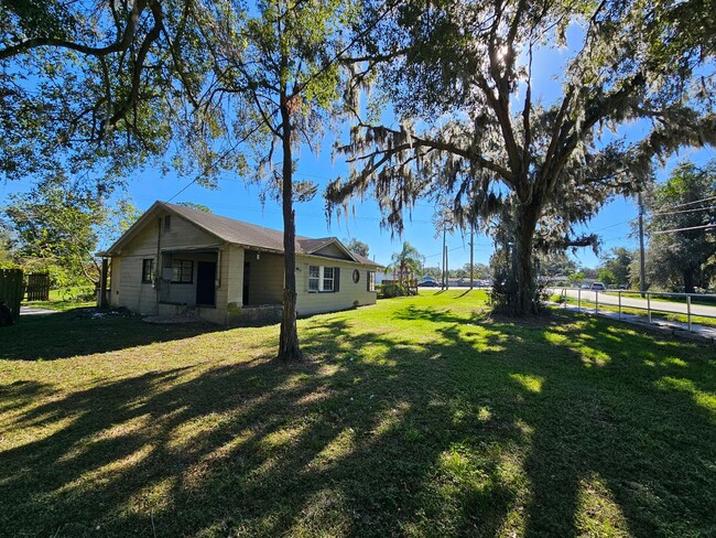 Building Photo - Cute 2 bed 1 bath block home