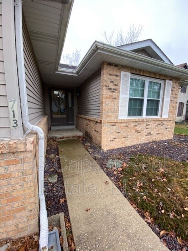 Foto del edificio - 713 Country Oaks Ln