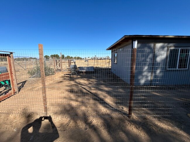 Building Photo - 1539 W Ave L 8