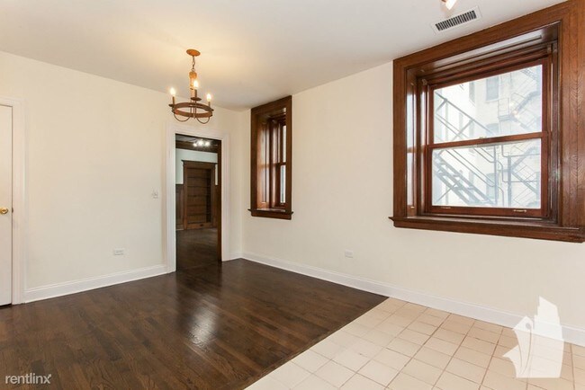 Building Photo - 559 W Surf St
