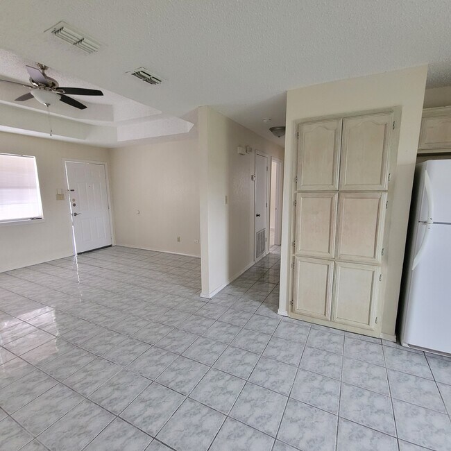 Cocina y sala de estar de 2Bdrm - West Oak Apartments