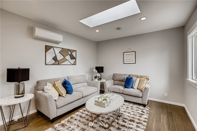 Sala de estar - 10253 19th Ave SW