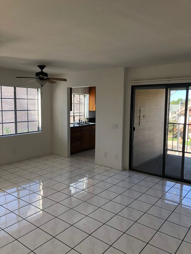 Foto del edificio - Light & Bright Mira Mesa Condo with Dual M...