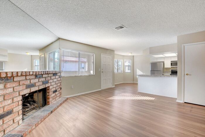 Foto principal - 849 Rock Springs Dr