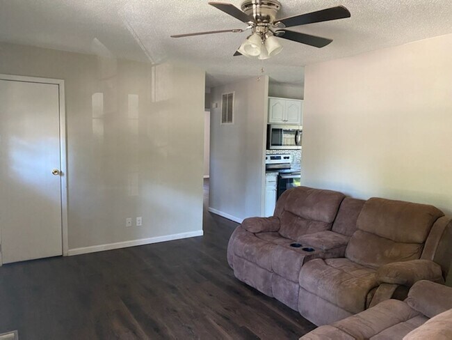 Foto del edificio - Updated 3 Bedroom House With Large Fenced-...