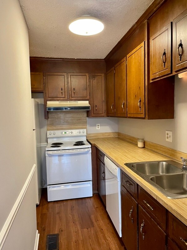 Building Photo - 1710 Village Lake Dr