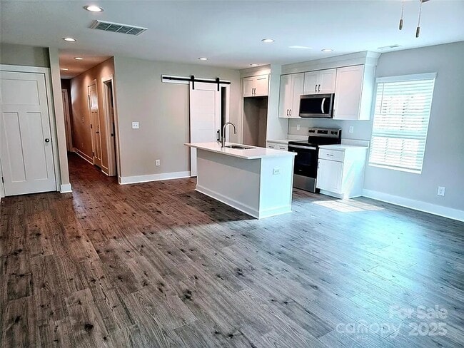Building Photo - 2014 Crown Point Dr