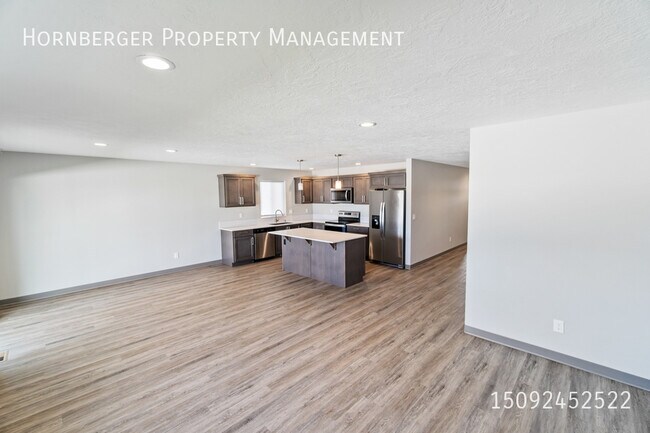 Building Photo - 1219 N Coach Dr