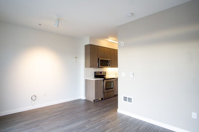 Building Photo - Modern + Chic Top Floor Studio Ready Early...