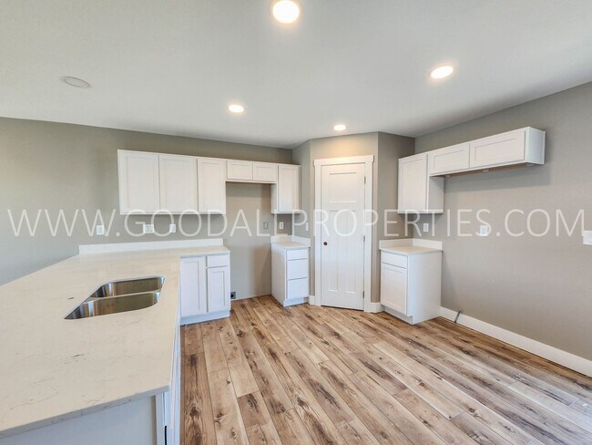 Foto del edificio - 6 Bedroom 4 bathroom two story home in Waukee