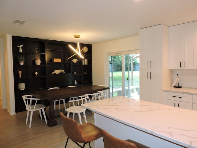 Building Photo - Fully furnished home in Northeast Pensacola!