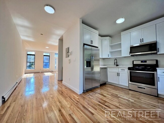 Building Photo - Charming 2 Bed 1.5 Bath Upper Duplex in Bu...