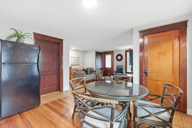 Building Photo - 65 S Elm St