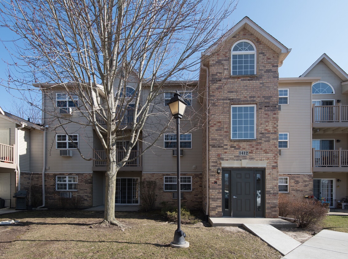 1412 W Clear Water Cir Unit 2A, Round Lake Beach, IL 60073 Condo for