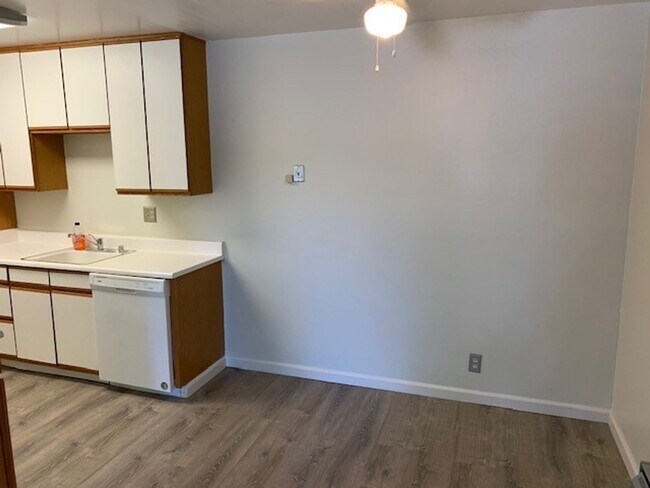 Foto del edificio - Bright Updated 2 Bedroom 1 Bath Mountain View End-Unit Condo