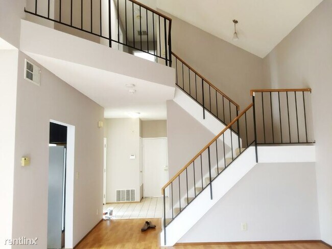 Foto del edificio - 5583 Civic Terrace Ave