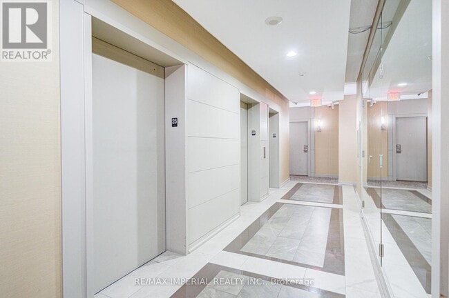 Photo du bâtiment - 330-2330 Burnhamthorpe Rd W