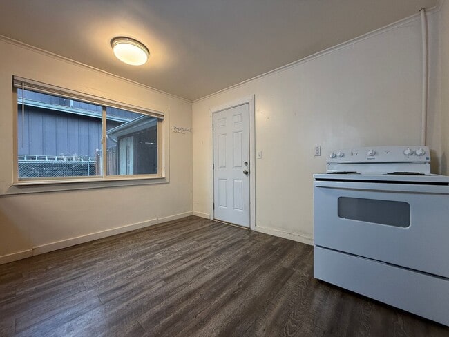 Building Photo - COZY 2 BEDROOM, 1 BATH SINGLE FAMILY HOME LOCATED IN SOUGHT AFTER ORCHARD DISTRICT