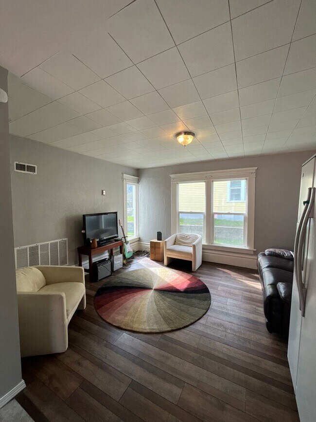 Building Photo - 4 bedroom 1 bath house - Lakeway neighborhood
