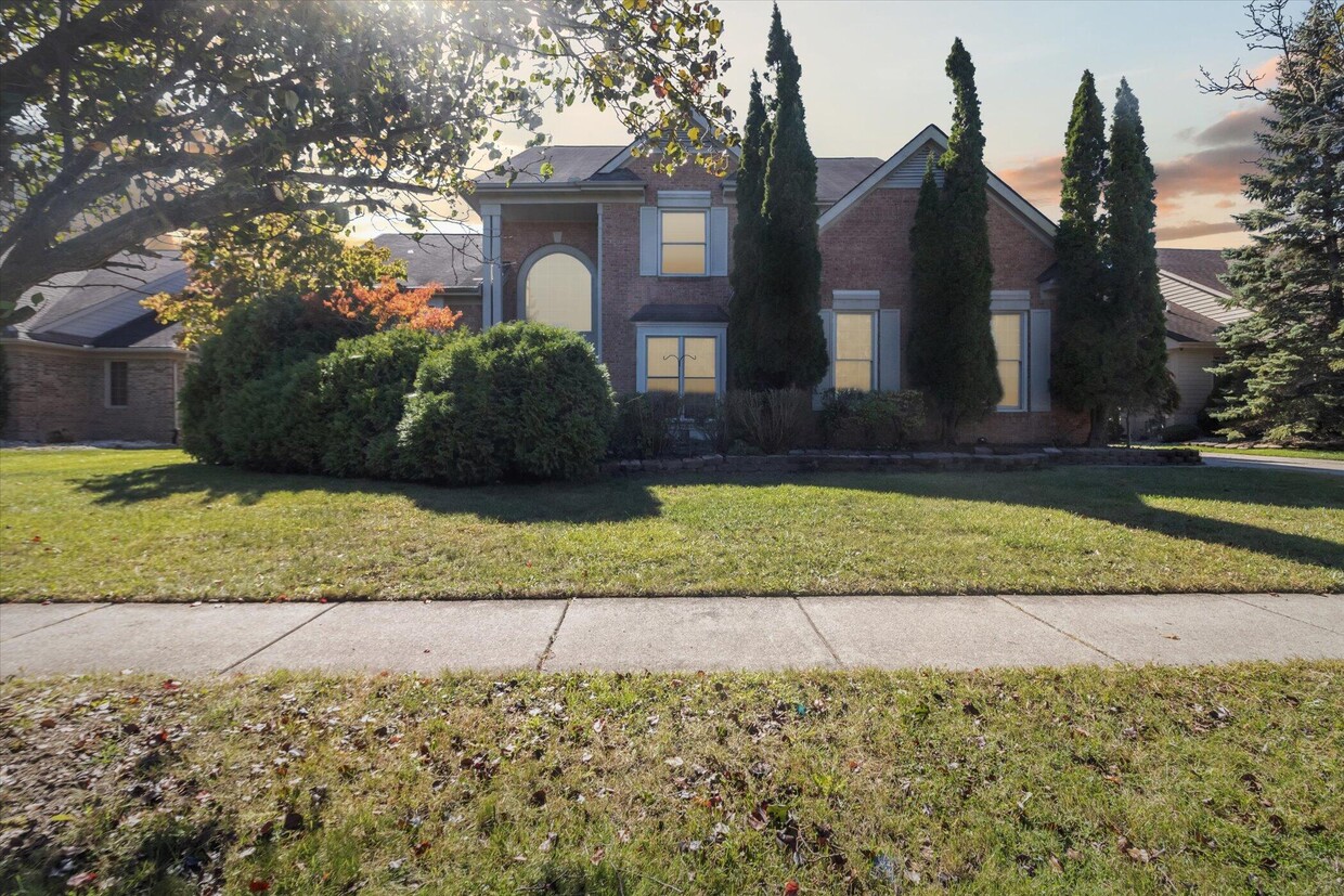 Primary Photo - 45443 Glengarry Blvd