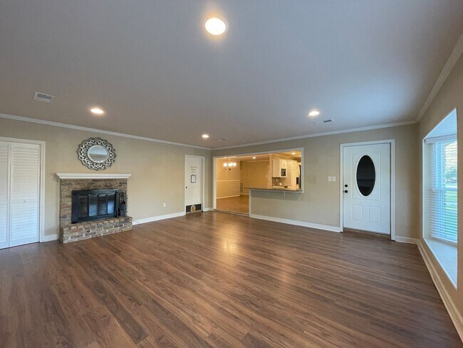 Building Photo - House: Homewood