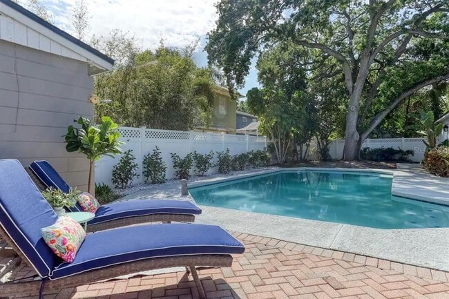 Building Photo - 4014 W Palmira Ave