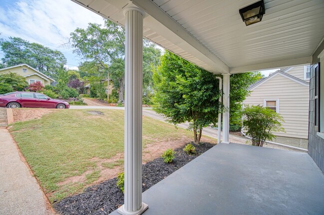 Building Photo - Lovely 3 BR, 2 BA, 2 Car Garage Home Off N...