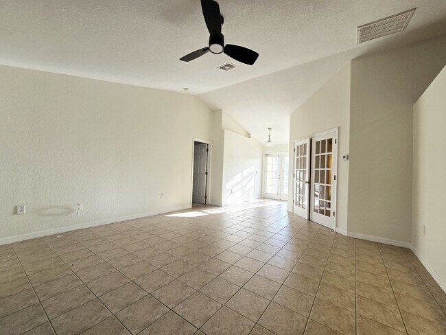 Foto del edificio - 1019 Angelo Ave ~ Large Fenced Yard Home w...