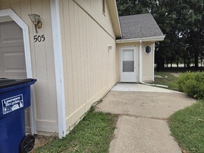 Building Photo - 505 Eldridge St