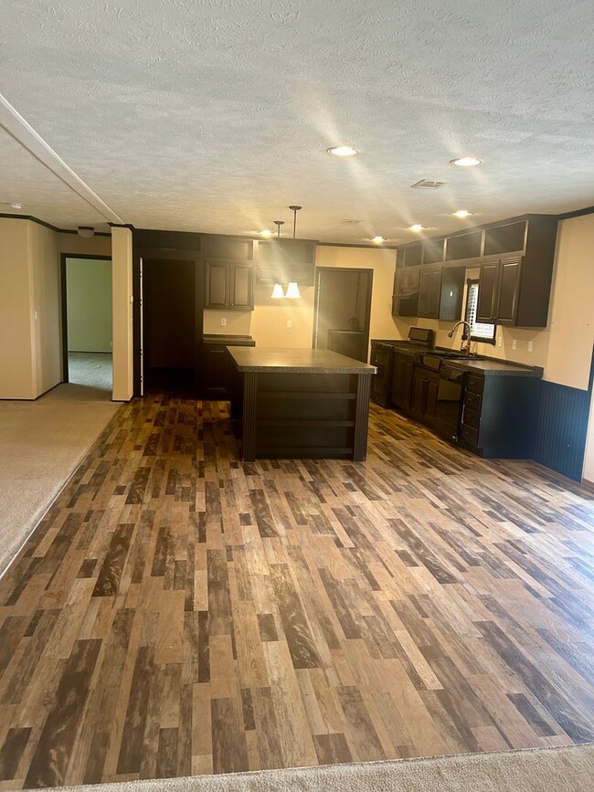 Building Photo - Nice 4 bedroom, 2 bath home with beautiful...