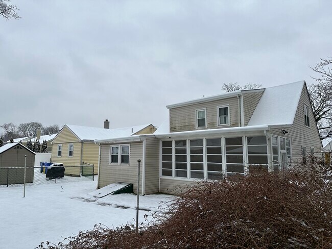 Building Photo - 9 Wyndale Ave