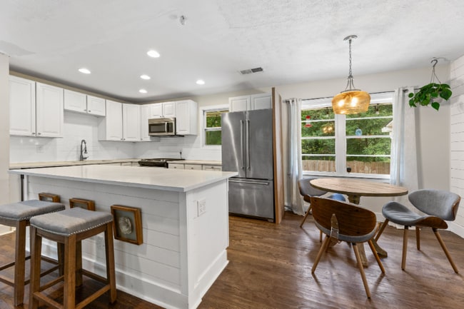 Building Photo - 551 Lyle Dr SE