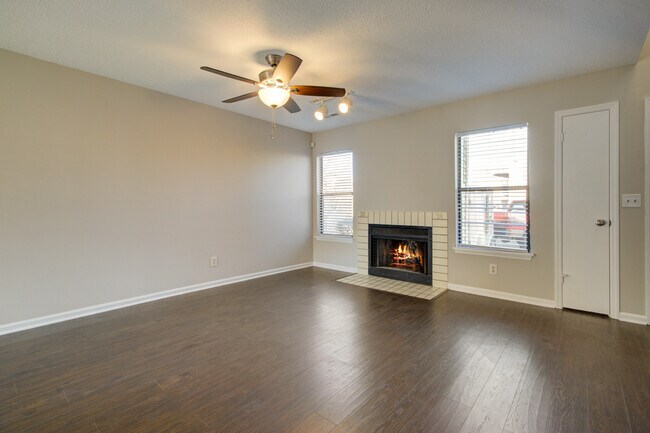 Building Photo - Charming Townhouse in Goose Creek