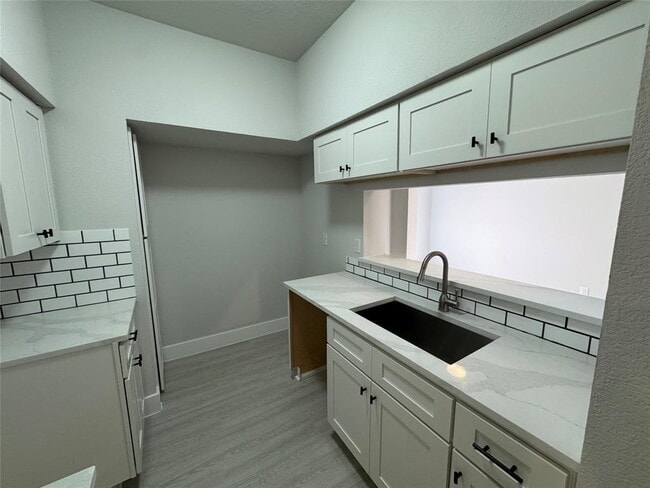 Building Photo - 9803 Club Creek Dr