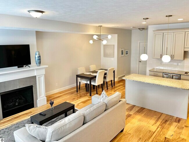 Foto del edificio - 982 Lake Ridge Dr