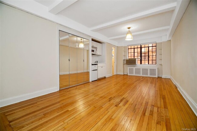 Building Photo - 325 E 41st St