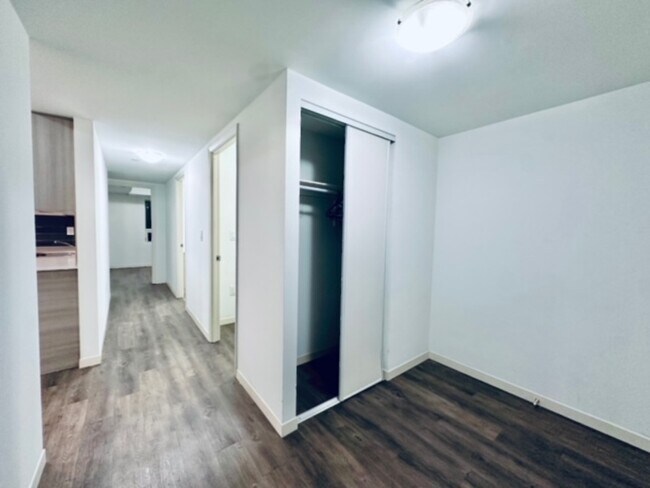 Building Photo - 220 Cannon St E