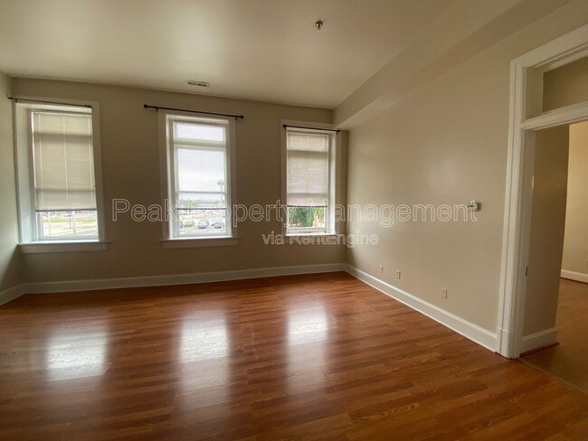 Foto del edificio - 244 N Sycamore St