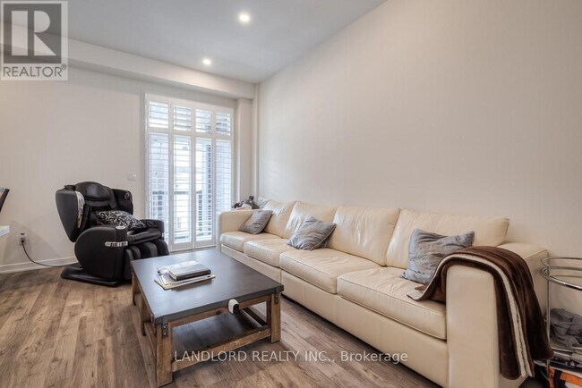 Building Photo - 44 Armillo Pl