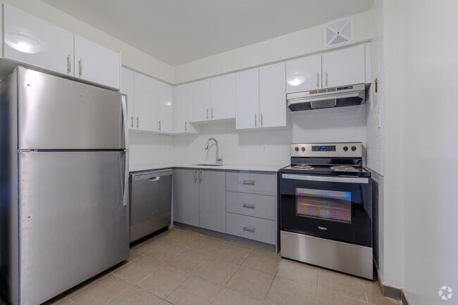 2BR, 1BA - 699 SF - Kitchen - 130 & 140 Lincoln Road