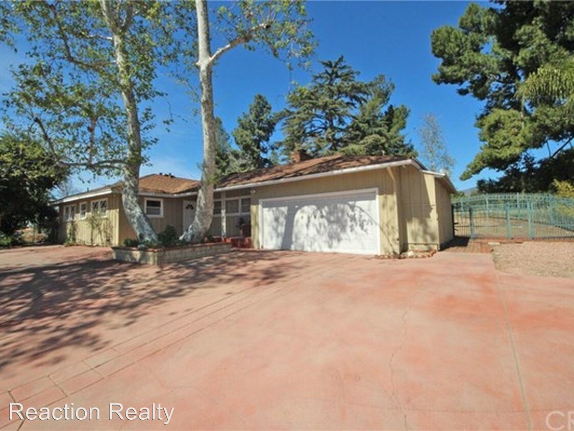 Primary Photo - 8238 Red Hill Country Club Dr
