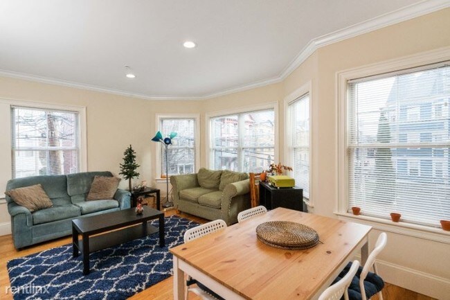 Building Photo - 4 br, 1 bath Apartment - 1 Oswald St 1 Unit 1