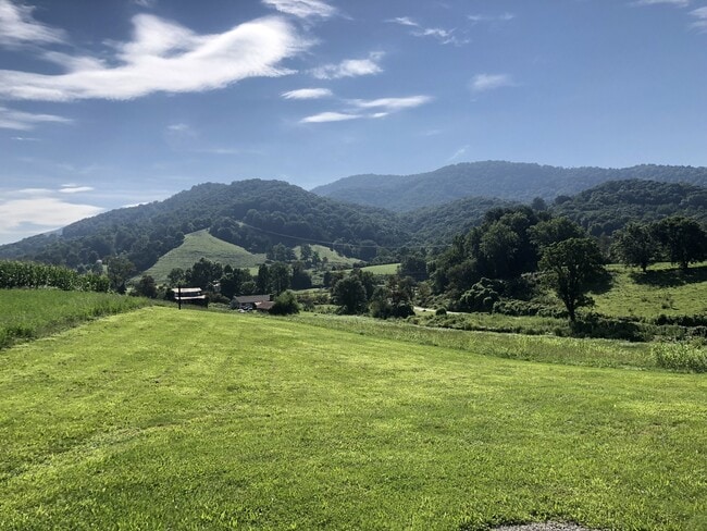 Building Photo - Super cute farm house with beautiful mountain view! 2 bedrooms, 1 bathroom!