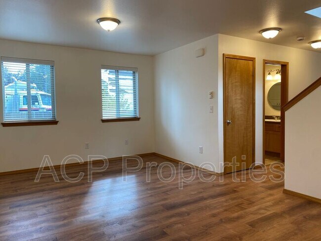 Foto del edificio - 5895 Cedar St