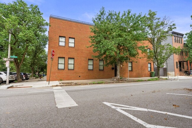 Building Photo - 4 Bedroom / 3 Bathroom Modern Contemporary...