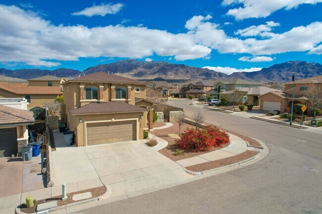 Foto del edificio - Beautiful Corner lot House