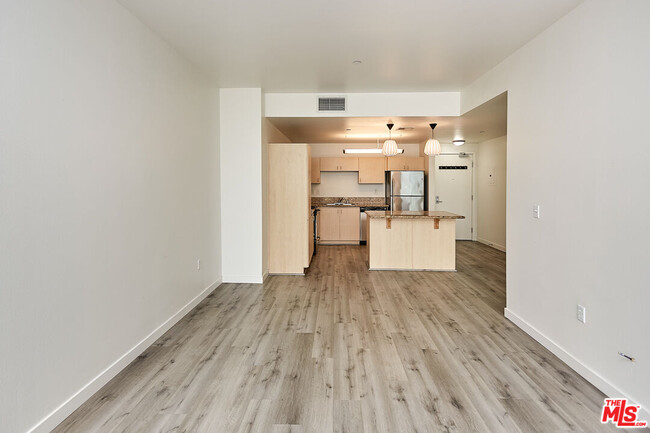 Foto del edificio - 630 W 6th St